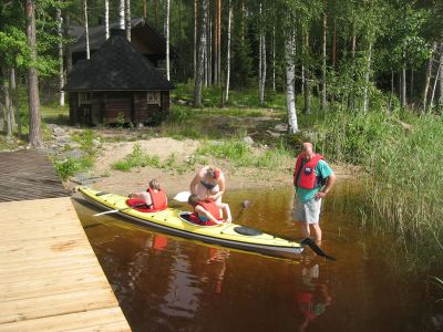 Paddeln mit Kindern auf dem See Lajunlahti